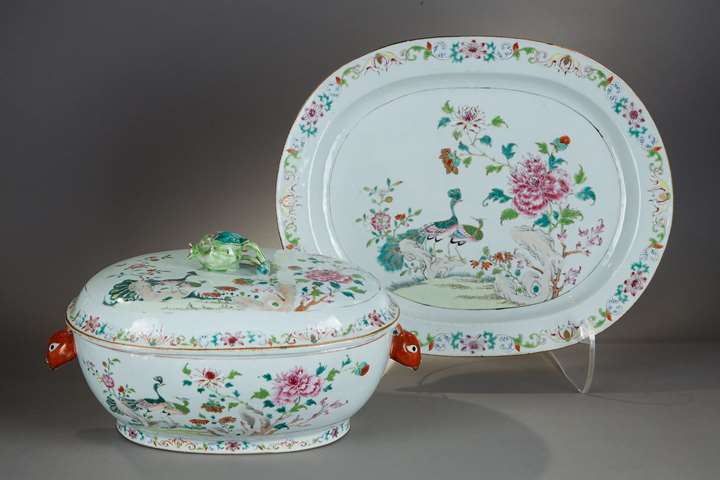 Tureen oval with its porcelain presentoir Famille Rose  taken from the pomegranate shaped lid